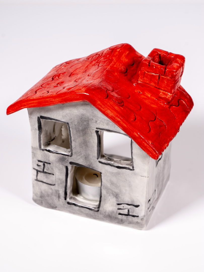 Κεραμικό χριστουγεννιάτικο σπιτάκι με κόκκινη στέγη