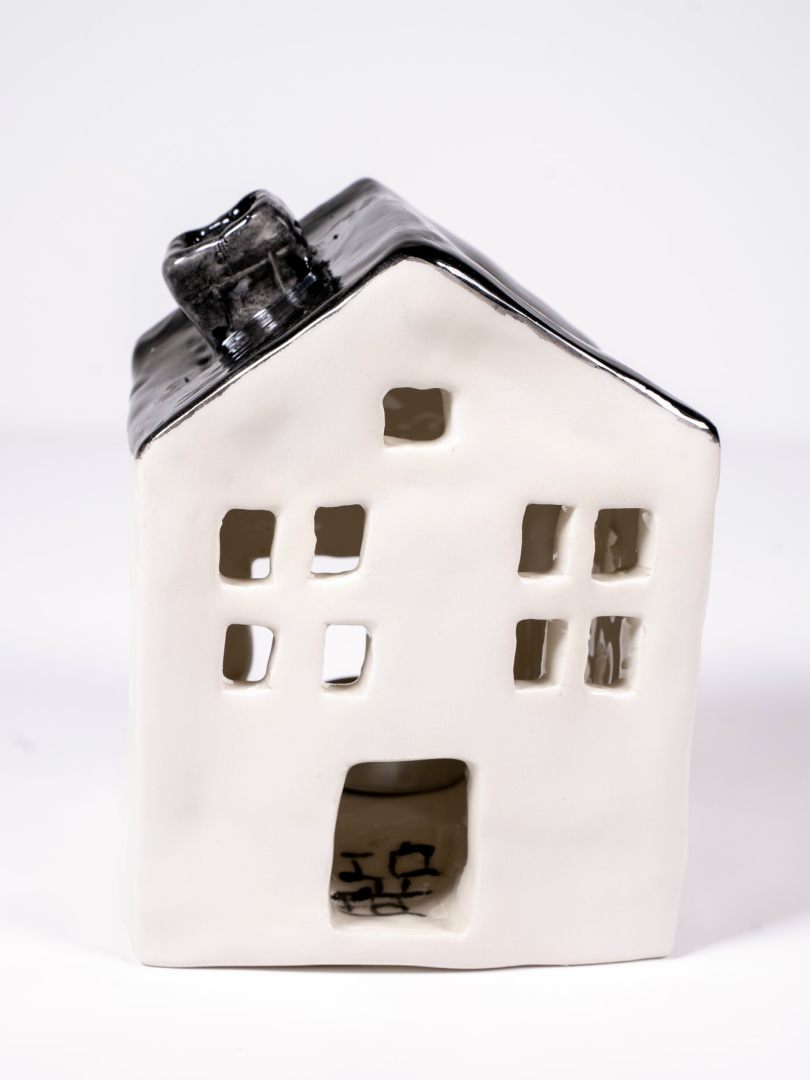 Κεραμικό χριστουγεννιάτικο σπιτάκι με μαύρη στέγη