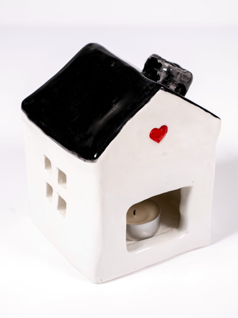 Κεραμικό χριστουγεννιάτικο σπιτάκι με μαύρη στέγη ''πίσω μέρος''